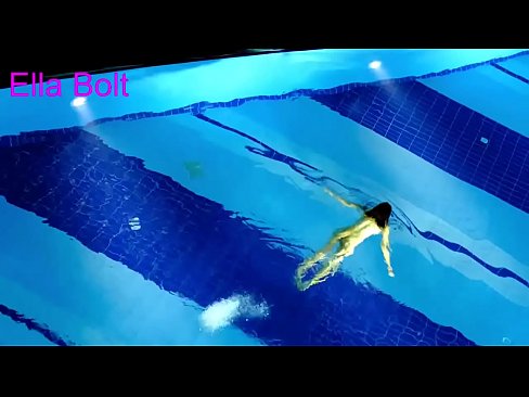 ❤️ Nu mă pot opri din privit, tânără blondă surprinsă înotând goală în piscina stațiunii ELLA BOLT ❤️❌  at ro.moresexmovies.ru ﹏