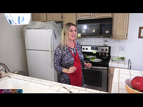 ❤️ Mama vitregă îl mulge în bucătărie înainte de întâlnire ❤️❌  at ro.moresexmovies.ru ﹏